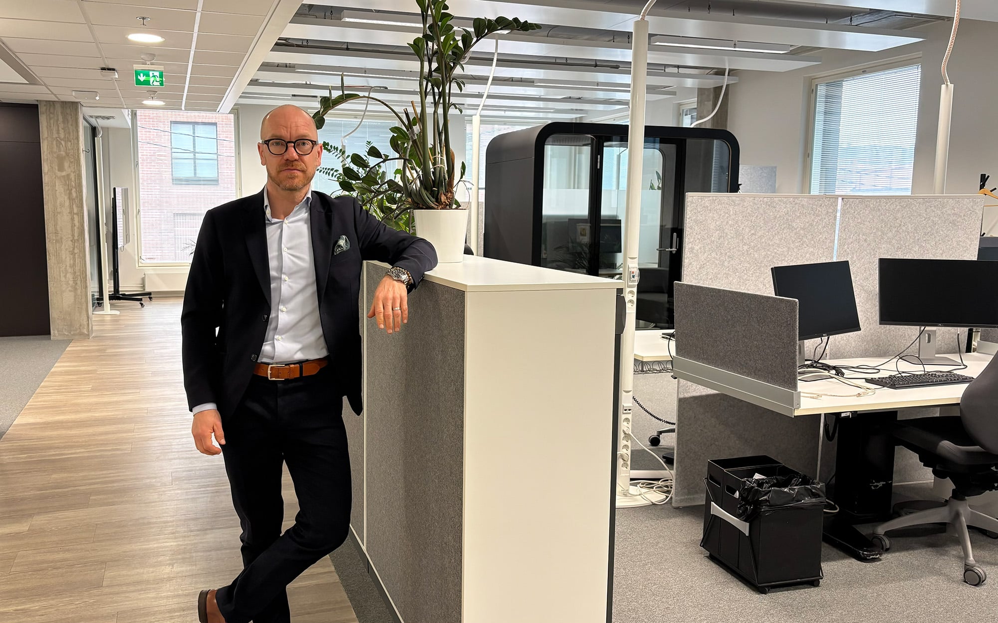 Prenaxin Suomen toimitusjohtaja Aleksi Tykkä nojaa kaappiin vuokrattavissa toimitiloissaan Fredriksberga A:ssa