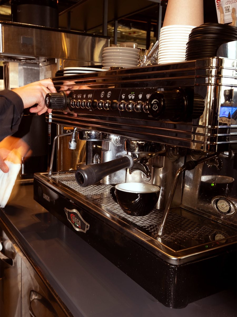 Kahvilan kahvikoneessa valmistetaan espressoa.